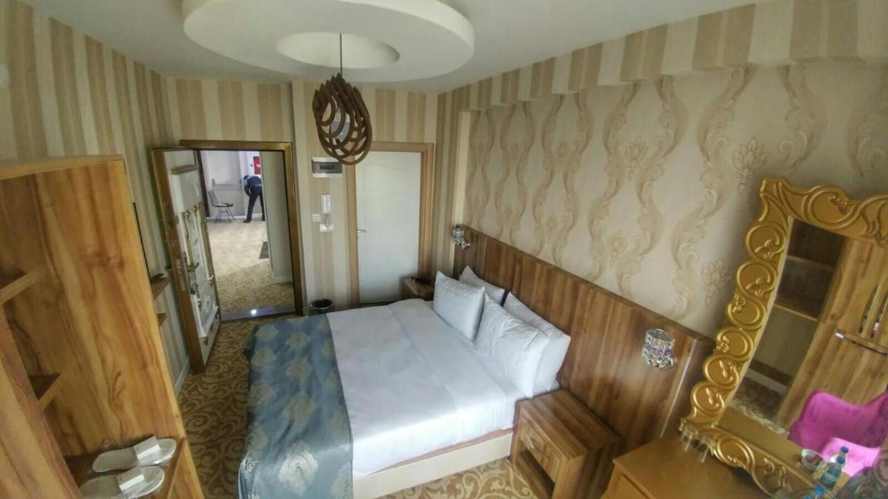 Crystall Hotel Van Buitenkant foto